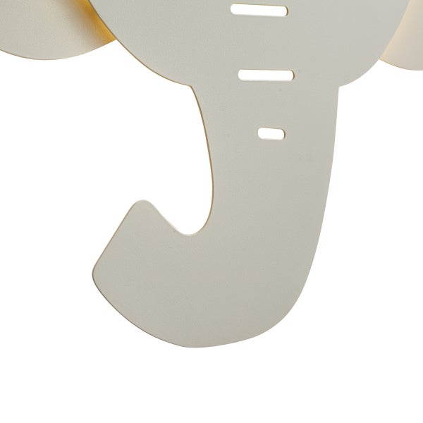 Detailansicht einer Wandleuchte in Elefantenform, Fokus auf den Rüssel mit Aussparungen für den Lichtaustritt.