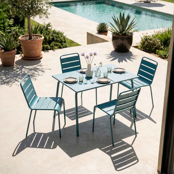 Modernes Gartenmöbel-Set bestehend aus einem rechteckigen Metalltisch und vier Metallstühlen auf einer hellen Terrasse neben einem Pool.