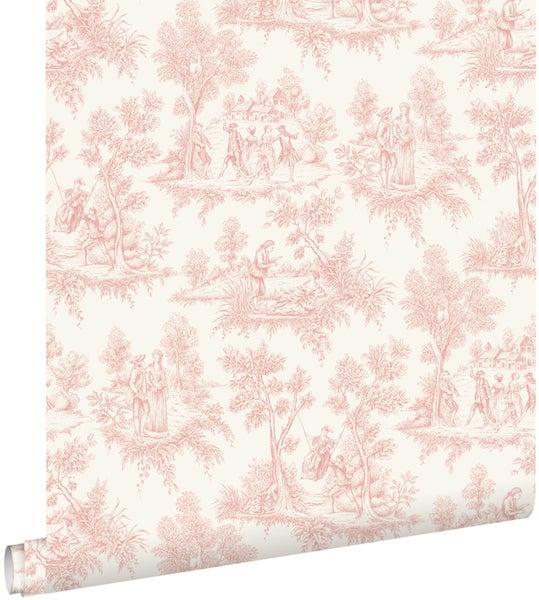 Rosa Tapete mit Toile-de-Jouy-Muster, das ländliche Szenen mit Personen und Bäumen darstellt.