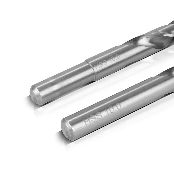 Detailansicht von zwei Metallbohrern aus Hochleistungsschnellarbeitsstahl mit Markierungen für 10 und 10,5 Millimeter.