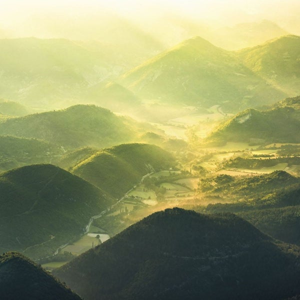 Landschaftsansicht mit Bergen und Tälern im Morgenlicht