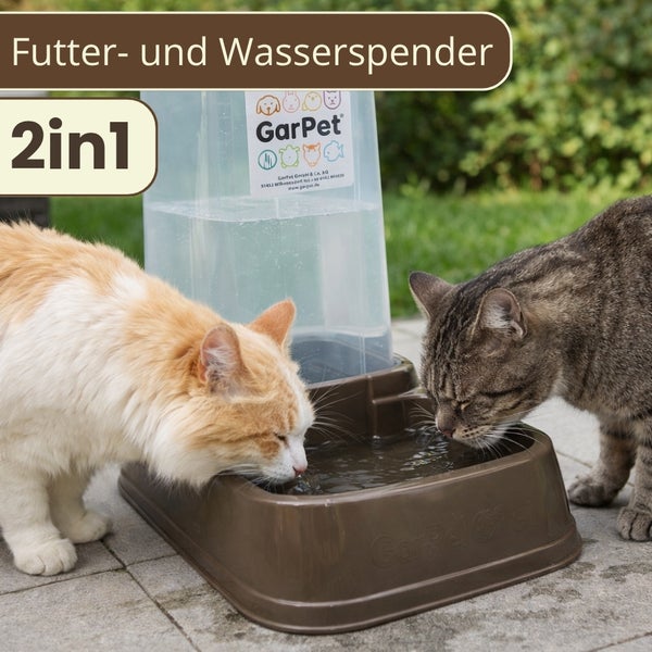 Zwei Katzen trinken aus einem GarPet zwei in eins Futter- und Wasserspender aus braunem Kunststoff im Außenbereich.