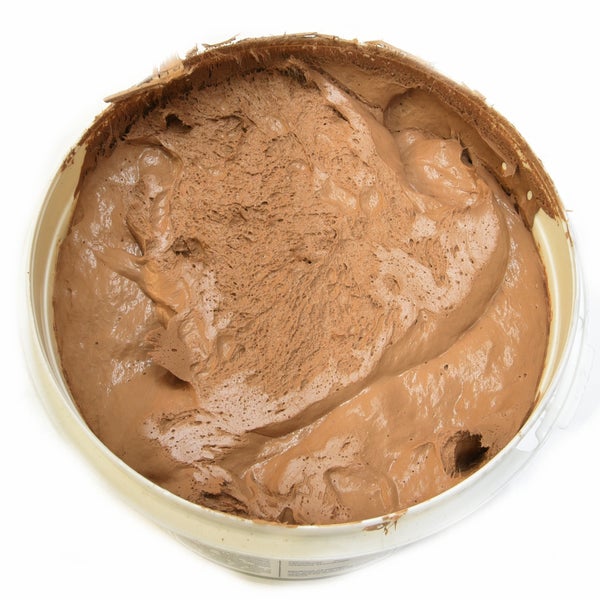 Offener Eimer mit brauner Spachtelmasse