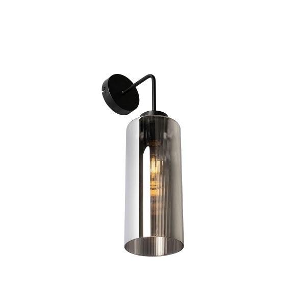 Moderne Wandleuchte mit schwarzer Halterung und zylindrischem, geriffeltem Glasschirm aus Rauchglas.