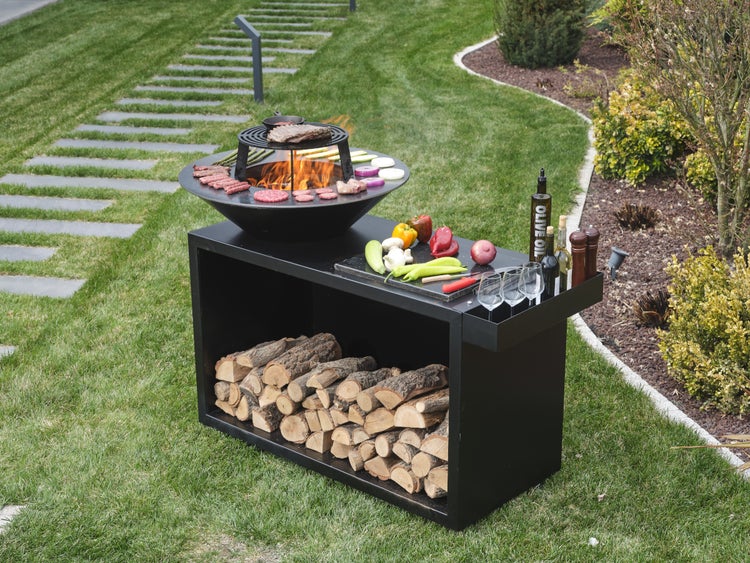 The Favilla FLAME SCHWARZ Feuerschale mit Grillring – Outdoor Grill mit Holzlager & Grillrost – Feuerstelle pulverbeschichtet mit Abdeckhaube & Schürze – Ø 85 cm Grillplatte