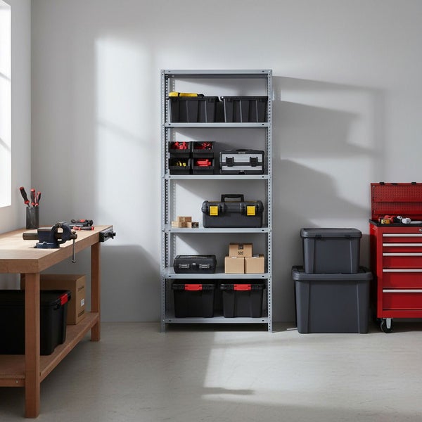 Organisierte Werkstatt mit Metallregal, Holzwerkbank mit Schraubstock und rotem Werkstattwagen. Diverse Lagerboxen und Koffer.