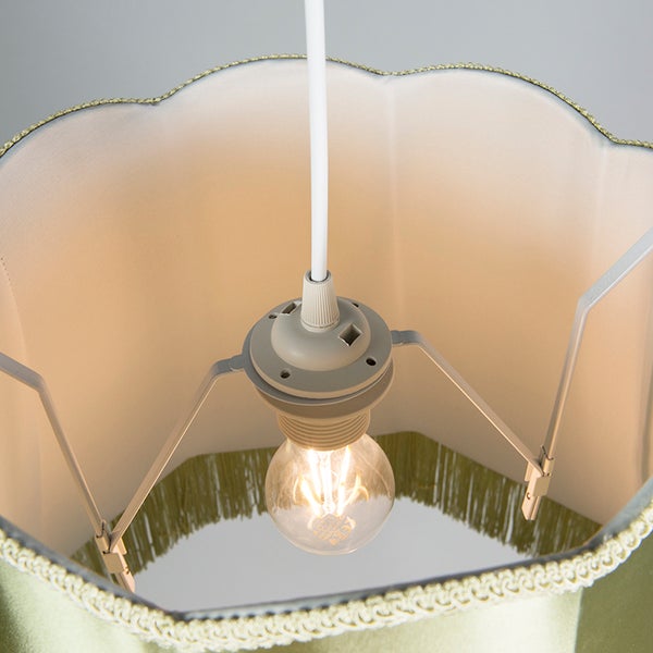 Innenansicht einer Pendelleuchte mit Lampenfassung, leuchtendem Leuchtmittel, Metallhalterung und Stoffschirm mit dekorativer Borte.