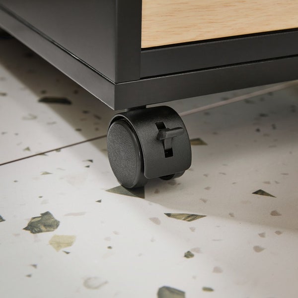 Detailansicht einer schwarzen Möbelrolle mit Feststellbremse