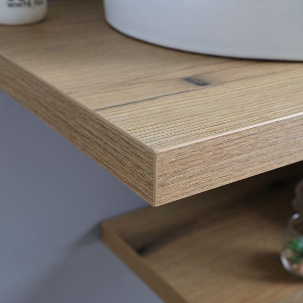 Detailaufnahme eines Holzwaschtischs mit Ablagefläche