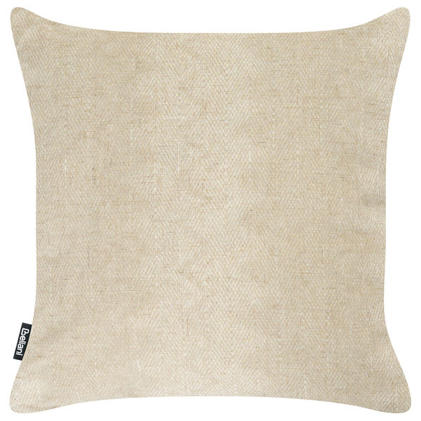 Holz Gartensofa mit hellen Sitzpolstern, dekorativen Kissen und einer Strickdecke auf einem Jute Teppich vor einer Sichtbetonwand.