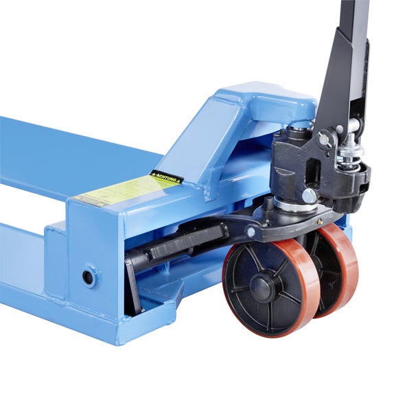 Detailansicht eines blauen Gabelhubwagens