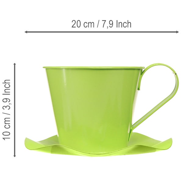 Grüner Übertopf aus Metall in Form einer Teetasse mit Untertasse, Breite 20 Zentimeter, Höhe 10 Zentimeter.
