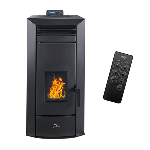 Schwarzer Pelletofen mit brennendem Feuer im Sichtfenster, Fernbedienung und Sannover Logo.