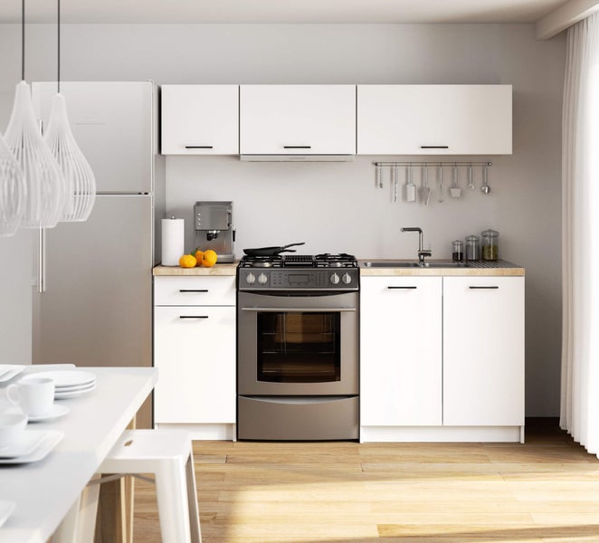 Helle Küche mit weißen Schränken, Herd, Spüle und Essbereich