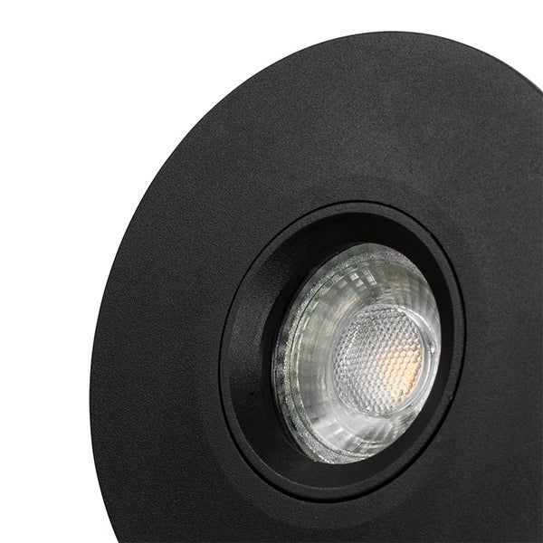 Nahaufnahme eines runden schwarzen LED-Einbaustrahlers mit strukturierter Glaslinse.