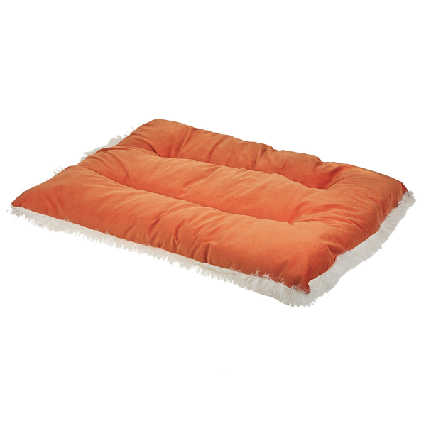 Rechteckiges, gestepptes Hundebett mit orangefarbenem Plüschbezug und weißem Rand aus Kunstfell.