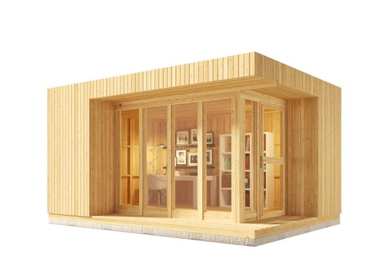 Modernes Gartenhaus aus Holzlatten mit Flachdach und großen Glasfronten, eingerichtet als Heimbüro mit Schreibtisch und Regalen.