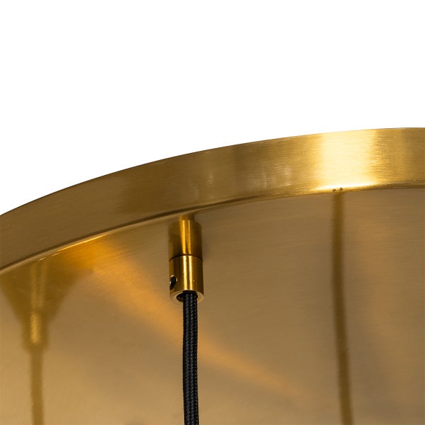 Detailaufnahme einer goldenen Deckenleuchte mit schwarzem Kabel