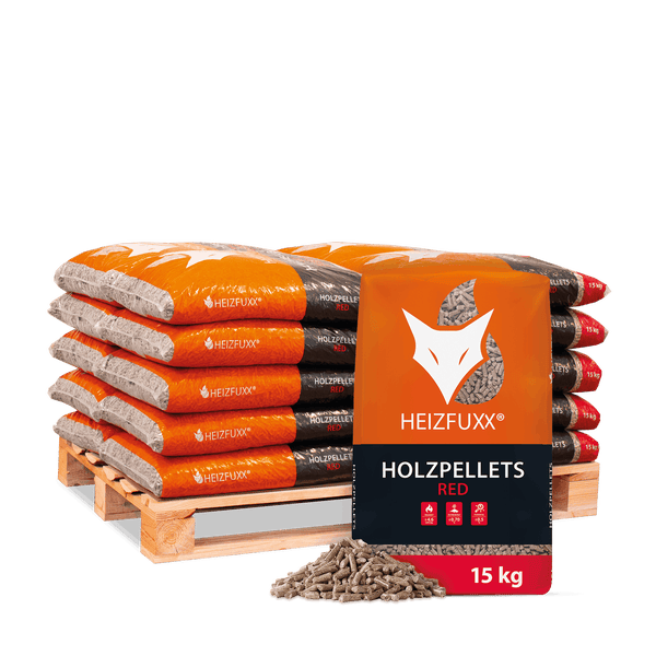 Heizfuxx Holzpellets Red 15 Kilogramm Sackware auf Palette gestapelt mit einer Schüttung loser Holzpellets im Vordergrund.
