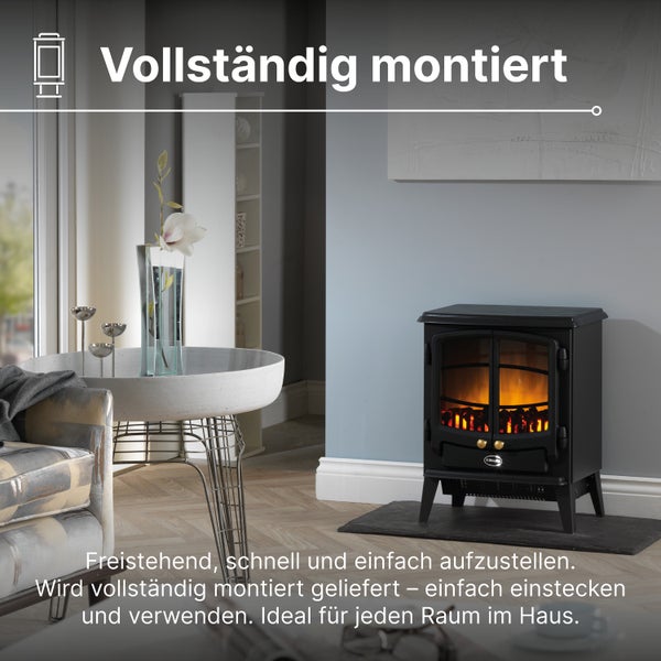 Vollständig montierter, freistehender schwarzer Elektrokamin mit realistischem Flammeffekt in einem hellen, modernen Wohnzimmer.