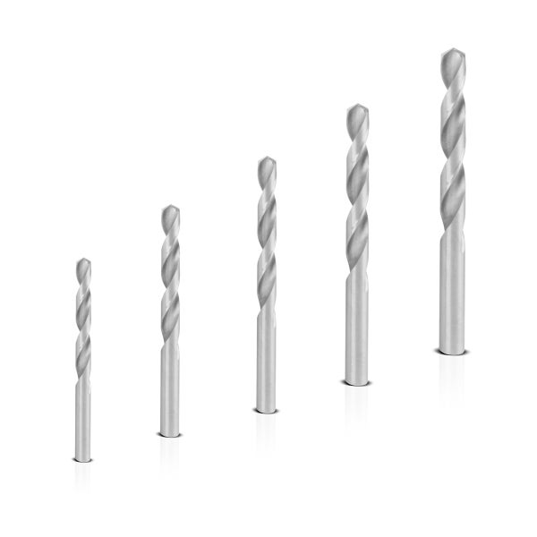 Fünf Metallbohrer unterschiedlicher Größe in einer Reihe