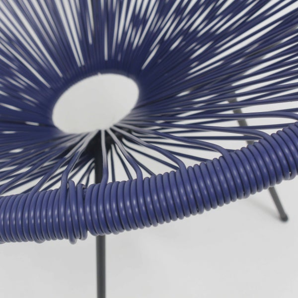 Nahaufnahme der Sitzfläche eines blauen Fadensessels mit strahlenförmig angeordneten Kunststoffkordeln auf einem dunklen Metallgestell.