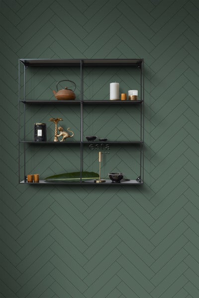 Regal mit Dekorationsgegenständen vor Wand mit Fischgrätenmuster