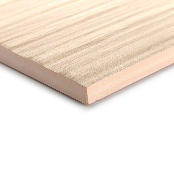 Wandfliese in Holzoptik mit strukturierter Oberfläche