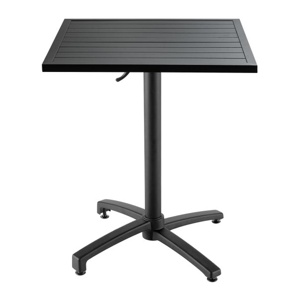 Quadratischer Bistrotisch aus Metall in Schwarz mit Tischplatte in Lattenoptik und stabilem Kreuzfuß.