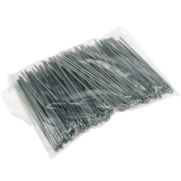 Packung mit U-förmigen Erdnägeln aus Metall zur Befestigung im Garten.