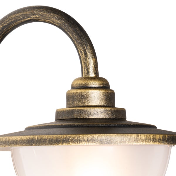 Detail einer Außenwandlampe mit geschwungenem Metallarm und gestuftem Deckel in Antik-Optik.