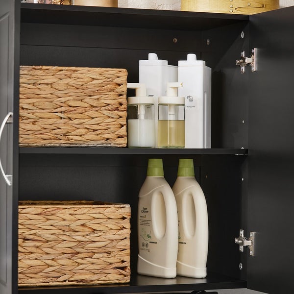 Innenansicht eines Badezimmerschranks mit Körben, Spendern und Reinigungsmitteln