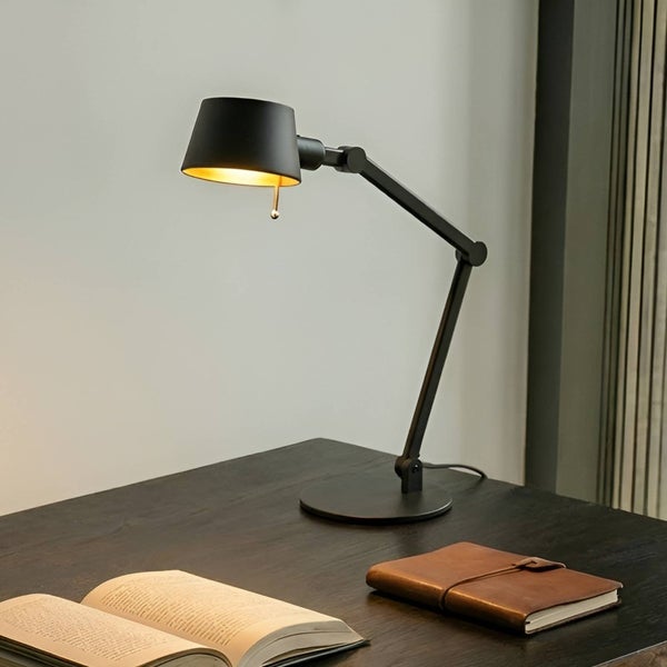 Schreibtisch mit Gelenkarmleuchte, Buch und Notizbuch
