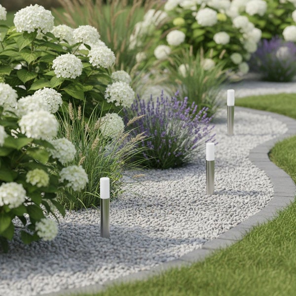 Gartenweg mit Kies, Blumen und Gartenleuchten