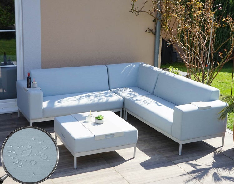 Modernes Garten-Lounge-Set bestehend aus einem Ecksofa und einem Hocker mit wasserabweisendem Stoff auf einer Terrasse.