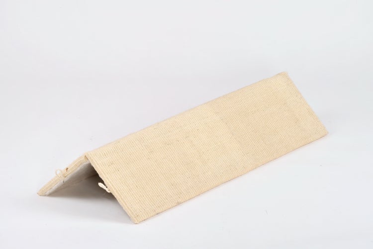 Detail einer Stoffhose mit Knopfverschluss