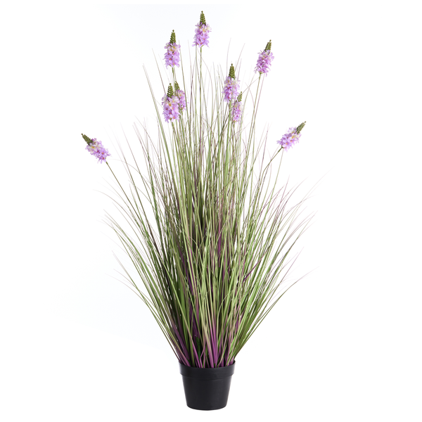 Künstliches Ziergras mit violetten Blüten in einem schwarzen Topf.
