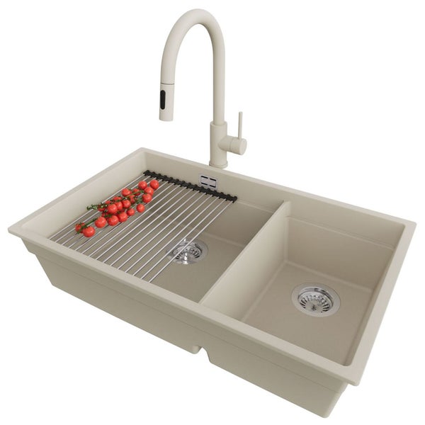 Spüle mit zwei Becken, Abtropfgitter, Küchenarmatur und Tomaten