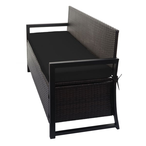 Gartenbank aus Polyrattan-Geflecht mit schwarzem Metallgestell und schwarzer Sitzauflage.