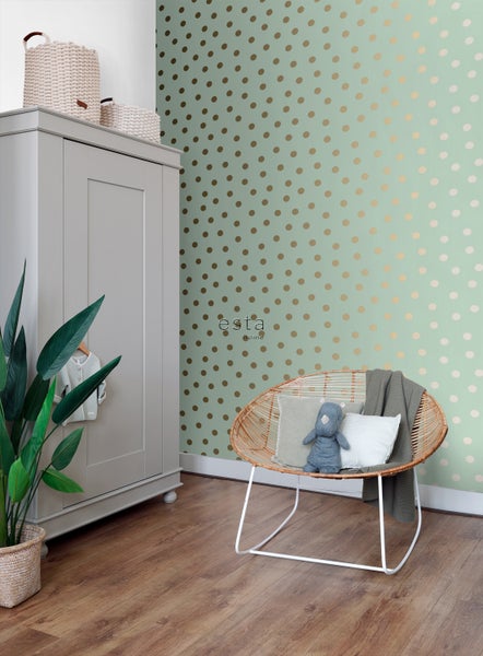 Kinderzimmer mit Schrank, Sessel und Wandtapete mit Punktmuster