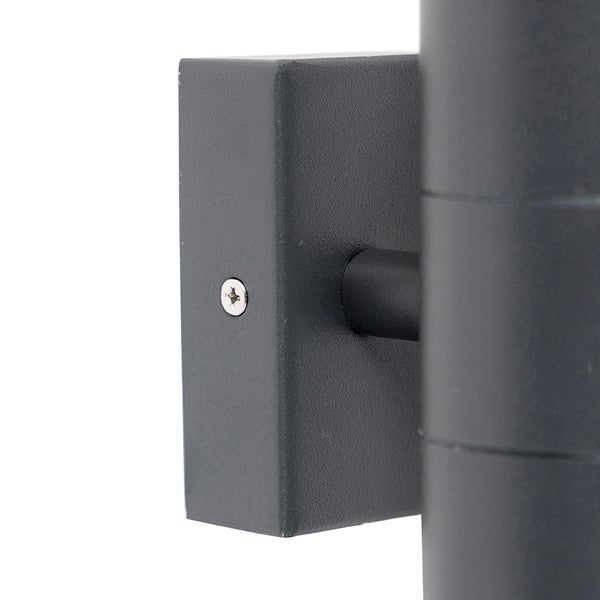 Detailansicht der Wandhalterung einer Außenleuchte aus Metall mit Befestigungsschraube.