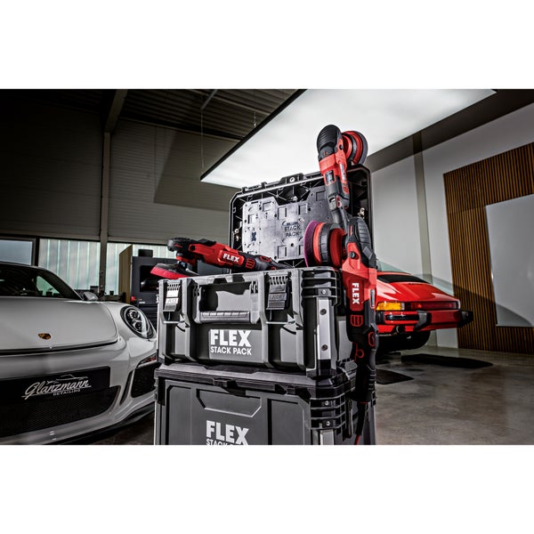 FLEX Polierer auf einem FLEX Stack Pack Werkzeugkoffersystem in einer Werkstatt mit Sportwagen im Hintergrund.
