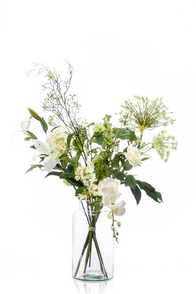 Künstlicher Blumenstrauß mit weißen Lilien, Orchideen und Rosen in einer transparenten Glasvase.