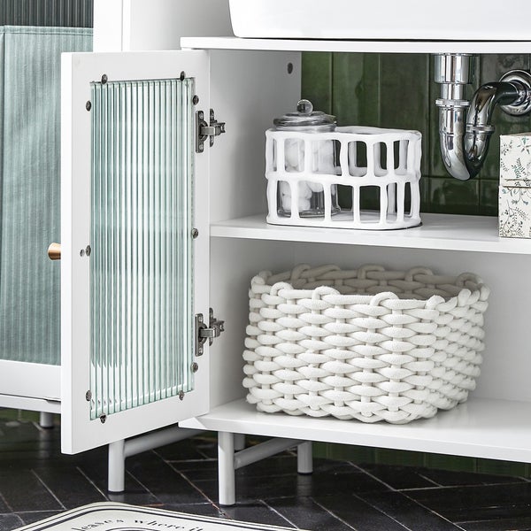 Detailansicht eines Badezimmerschranks mit Glasfront, Ablagefächern und Aufbewahrungskorb