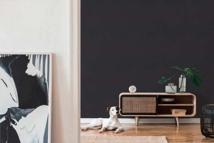 Wohnzimmer mit dunkler gemusterter Tapete, Holzschrank, Zimmerpflanzen und Hund