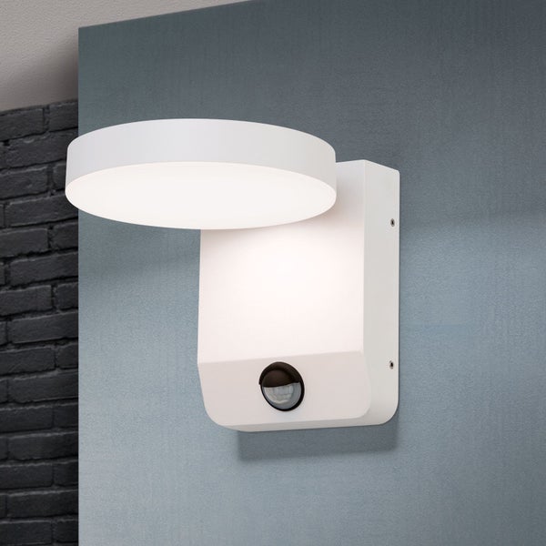 Moderne LED-Außenwandleuchte in Weiß mit rundem Lampenkopf und integriertem Bewegungsmelder.