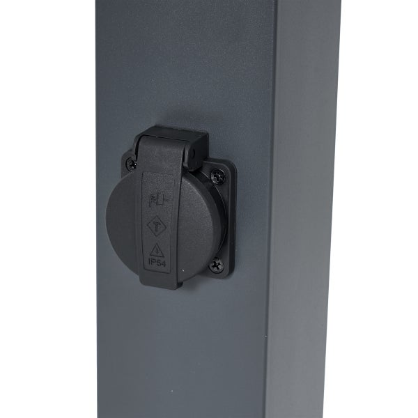 Schwarze Außensteckdose mit Klappdeckel, staub- und spritzwassergeschützt nach IP54, montiert an einer grauen Säule.