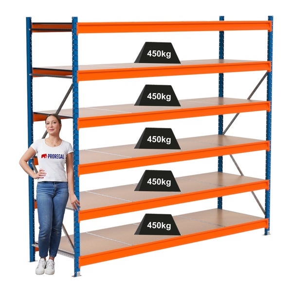 Ein blaues und oranges Schwerlastregal mit fünf Ebenen, jede mit einer Traglast von 450 Kilogramm.