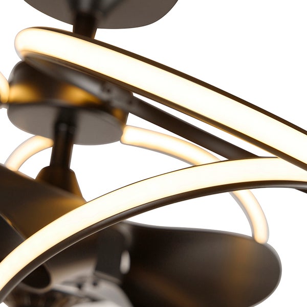 Nahaufnahme eines Deckenventilators mit geschwungenen LED-Leuchtelementen und dunklen Flügeln in modernem Design.