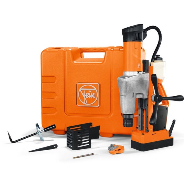 Fein Magnet-Kernbohrmaschine Set in Orange mit Transportkoffer und Zubehör wie Kühlmittelbehälter, Spänehaken und Zentrierstift.